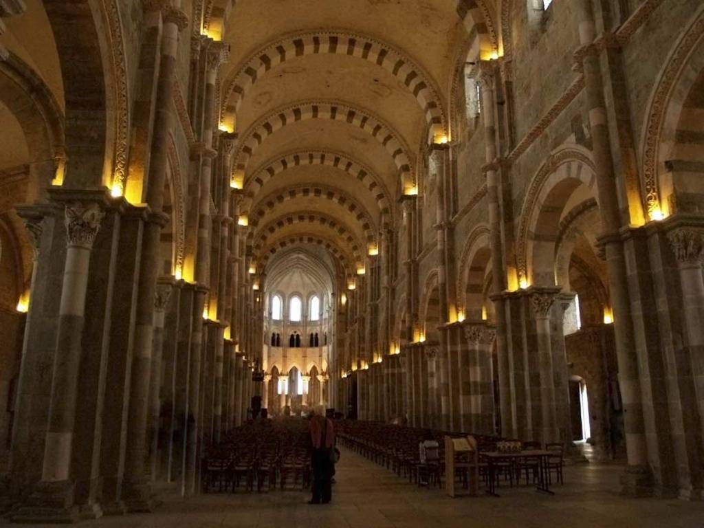 Une pause à Vézelay et dans sa basilique en juillet 2007.