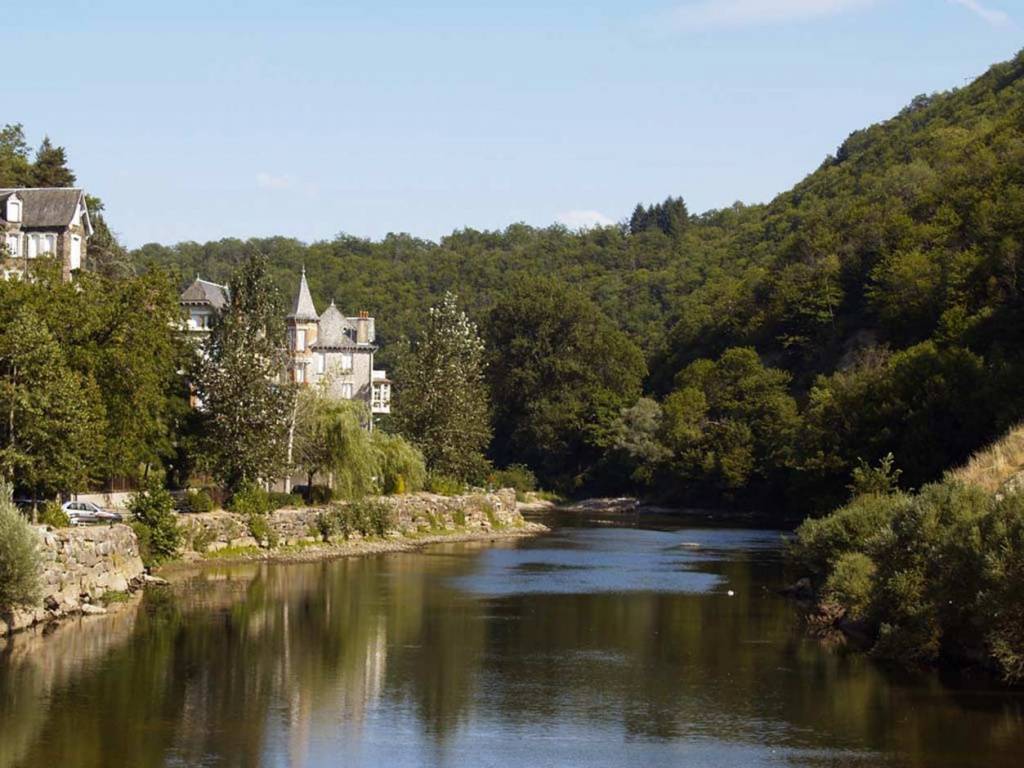 Autour de Saint-Geniez d'Olt en Aveyron en août 2005.